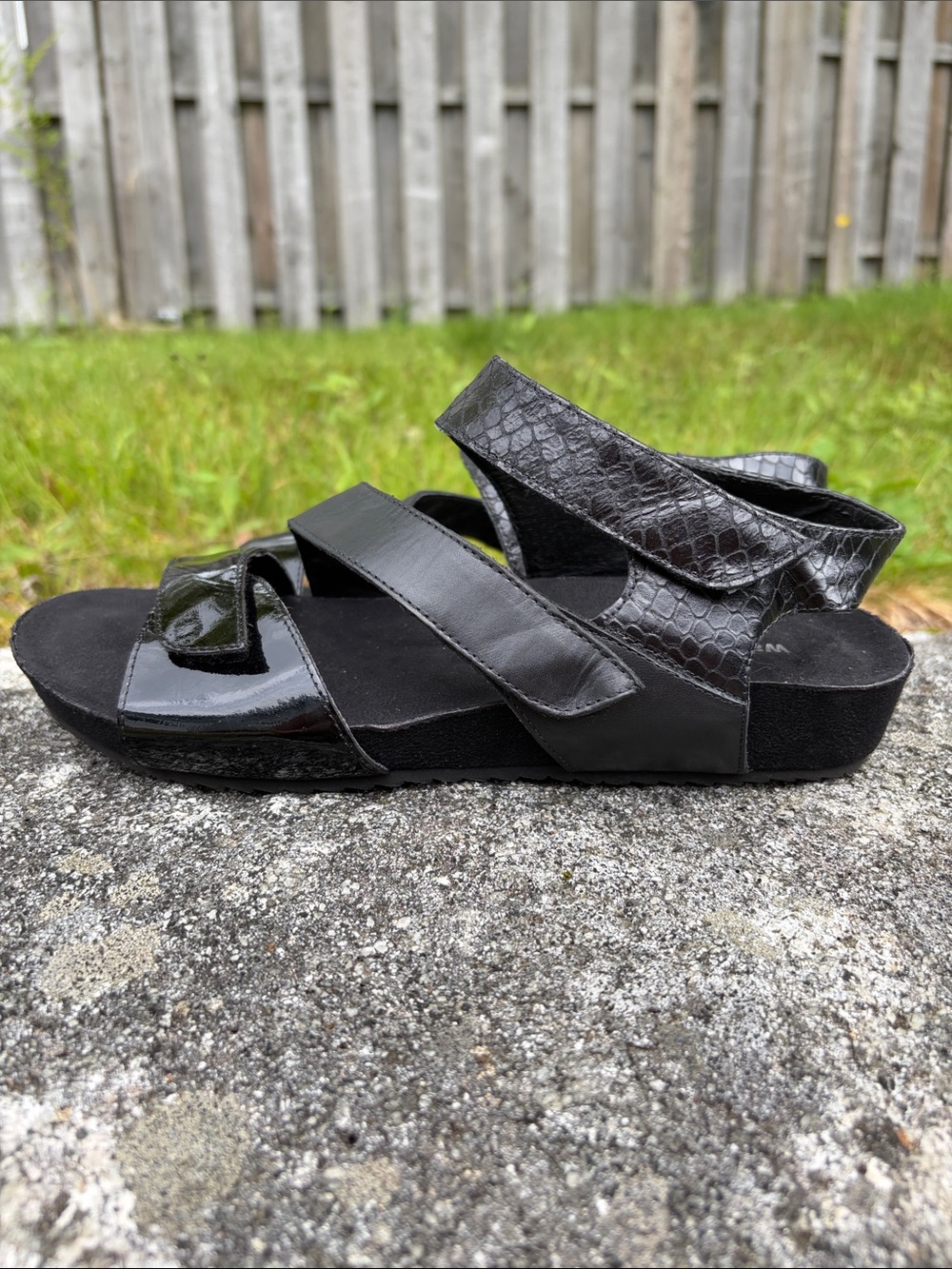 Walking Cradles Pool sandals mix of black leather & snake-print straps sz 9 wide